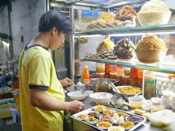 Đi tìm những hàng cháo lâu đời nhất Sài Gòn, có tiệm cháo trắng hít bụi dù nắng hay mưa vẫn đông nghịt khách