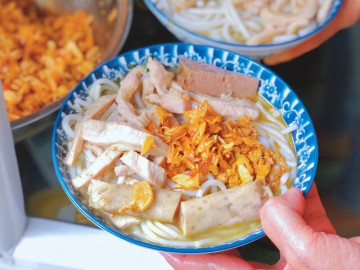 Món bún đặc sản chỉ có ở Hà Nội, phải ngồi vỉa hè ăn mới ngon, quán nào cũng luôn kín chỗ, chỉ bán vài tiếng là hết