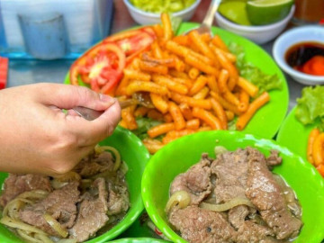 Ở Sài Gòn có món ăn quốc dân giàu dinh dưỡng, tên sang trọng mà toàn bán vỉa hè, khách xếp hàng nườm nượp