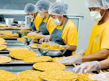 Đi tìm tiệm cơm cháy chà bông ngon nhất Sài Gòn, muốn mua phải đặt trước, giữ khách nhờ loại nước xốt thần thánh