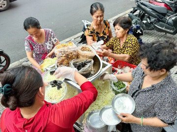 5 lựa chọn cho tín đồ món gỏi ở Sài Gòn, giữ công thức khô bò bí truyền, đu đủ bào tới đâu bán tới đó