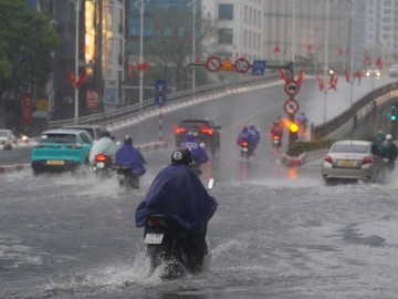 Mưa như trút nước, nhiều tuyến đường ở Hà Nội ngập sâu trong ngày thứ 2 nghỉ lễ 30/4