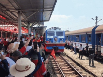 Muôn vàn cảm xúc trên chuyến tàu Thống Nhất lịch sử