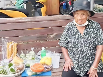 Gặp cụ bà bán bánh dạo, chàng trai trẻ nói một câu thử lòng, bất ngờ hai hành động đẹp xuất hiện cùng lúc 