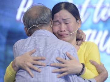 Bị nhà nội chối bỏ, đứa trẻ 2 tuổi theo mẹ phiêu bạt khắp nơi, 49 năm sau, khóc nấc trong vòng tay cha ngày trở về