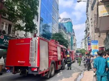 Cháy nhà trên phố Trần Quốc Vượng (Cầu Giấy), nhiều xe cứu hỏa được huy động