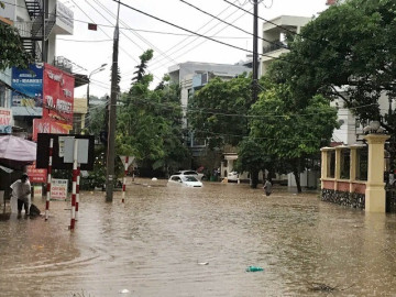 Người dân bì bõm đẩy ô tô ngập trong biển nước sau mưa lớn