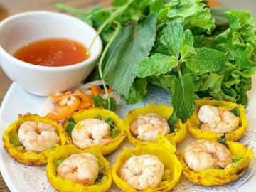 Lifestyle - 4 tiệm bánh căn “đỉnh” nhất Sài Gòn, xa trung tâm vẫn đông nườm nượp, giữ chân khách nhờ công thức nước chấm đặc biệt