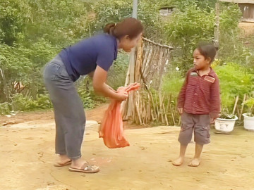 Khoảnh khắc dễ thương của hai cô trò vùng cao ngày bế giảng, món quà đặc biệt em mang tặng chứa đựng cả tấm chân tình 