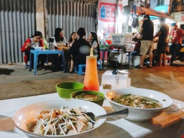 Đi tìm điểm ăn hủ tiếu gõ nức tiếng Sài Gòn, có nơi bán 250 tô mỗi tối, chủ tiệm làm không ngơi tay 