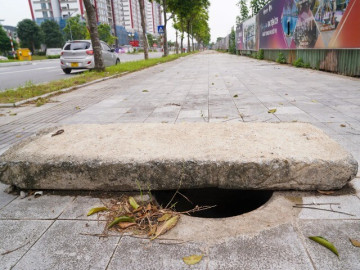 Hàng loạt hố ga không nắp trên tuyến đường mới mở ở Long Biên