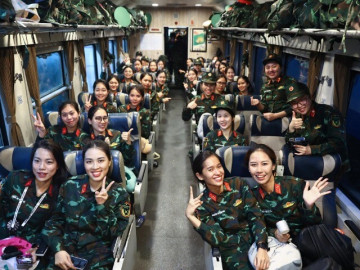 Chiến sĩ chia tay người thân trước giờ ra Bắc diễu binh dịp Quốc khánh