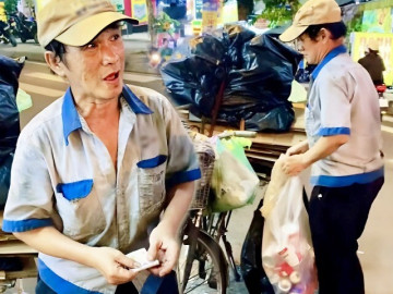 Chú nhặt rác mưu sinh và hành động đẹp của chàng trai trẻ, chỉ một câu nói chân thật mà xót xa vô cùng