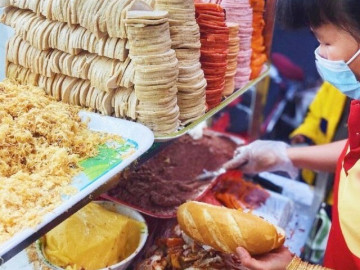 Menu ăn sáng yêu thích của người Sài Gòn, có món đắt đỏ, 80.000 đồng/ổ bánh mì vẫn đông nườm nượp