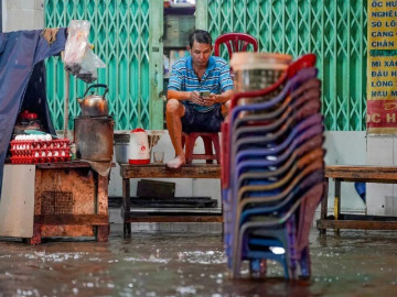 Người dân vùng ven TPHCM lại khổ vì ngập sau mưa