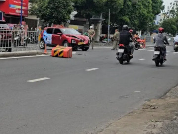 Va chạm 2 ô tô và 1 xe máy ở quận Tân Phú, một người bị thương