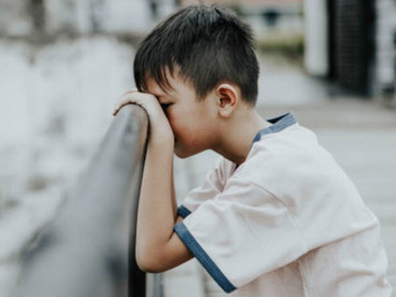 Để lạc mất em nên sợ mẹ la mắng, cậu bé 8 tuổi bỏ nhà đi không dám về, 45 năm sau xảy ra chuyện bất ngờ