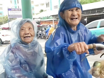 Xúc động khoảnh khắc con gái 65 tuổi chở mẹ đi bệnh viện giữa trời mưa, tình mẫu tử khiến hàng triệu người rơi lệ