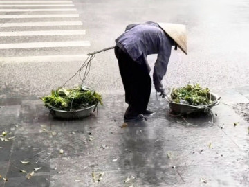 Thấy cụ bà dầm mưa bán rau mưu sinh, cô gái trẻ đã làm một việc tử tế, bất ngờ trước hành động đáp trả của bà