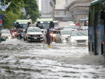 Tin tức - Tin tức 24h: Hà Nội mưa tầm tã giờ tan làm, điểm tên hàng chục tuyến phố có thể ngập úng