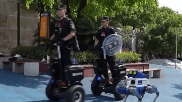 Trung Quốc triển khai robot cảnh sát giữ gìn an ninh trật tự