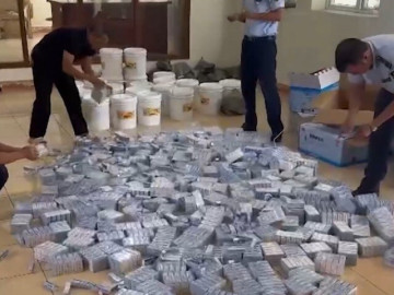 Lộ kho hàng chứa hàng nghìn tuýp thuốc "trôi nổi"