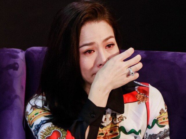 Nếu như trong quá khứ, gia đình Nhật Kim Anh từng bị cướp sạch tài sản thì khi cô trở nên giàu có cũng từng bị trộm lẻn vào nhà lấy toàn bộ vàng, trang sức trong két sắt.