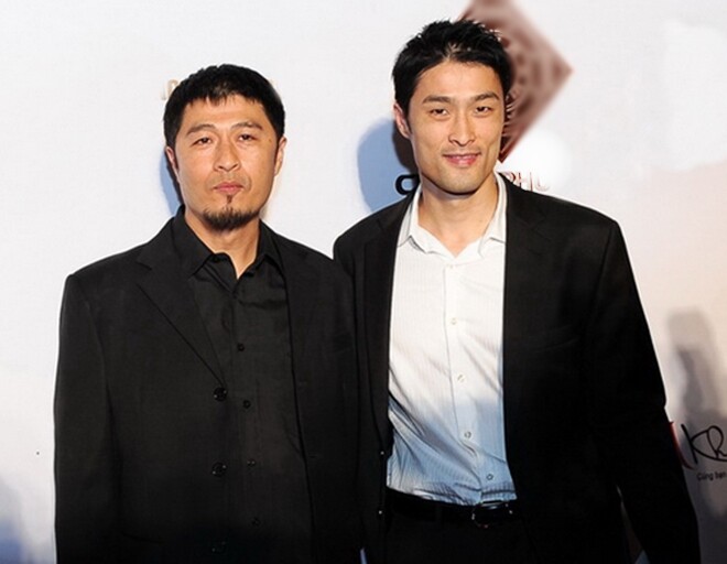 Johnny Trí Nguyễn là em của nhà làm phim Charlie Nguyễn (trái).