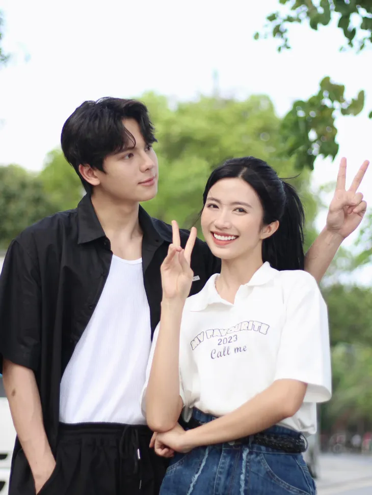 Thái Vũ chụp cùng Ngọc Huyền trong hậu trường phim Món Quà Của Cha.