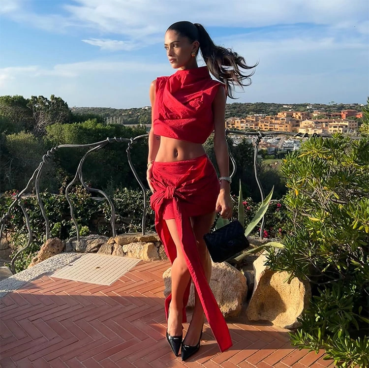 Cô cũng có sự nghiệp người mẫu rộng mở.