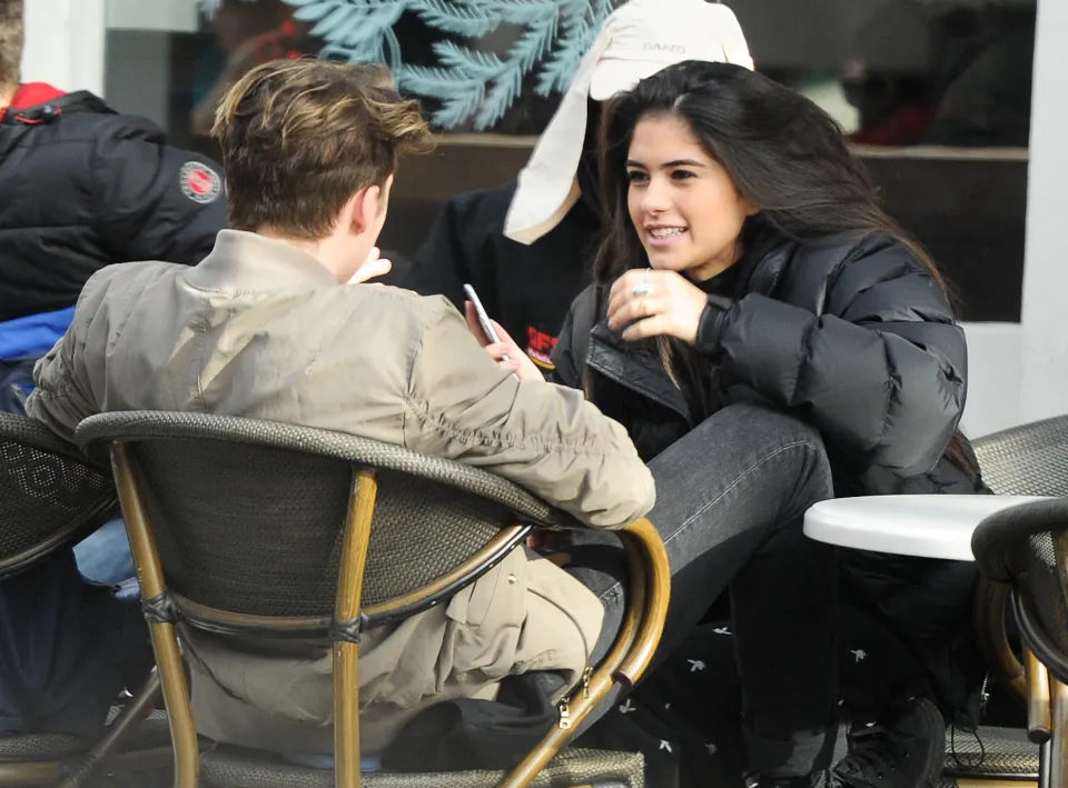 Cảnh Brooklyn và Kim hẹn hò trò chuyện phía ngoài 1 quán cà phê bị paparazzi ghi lại.