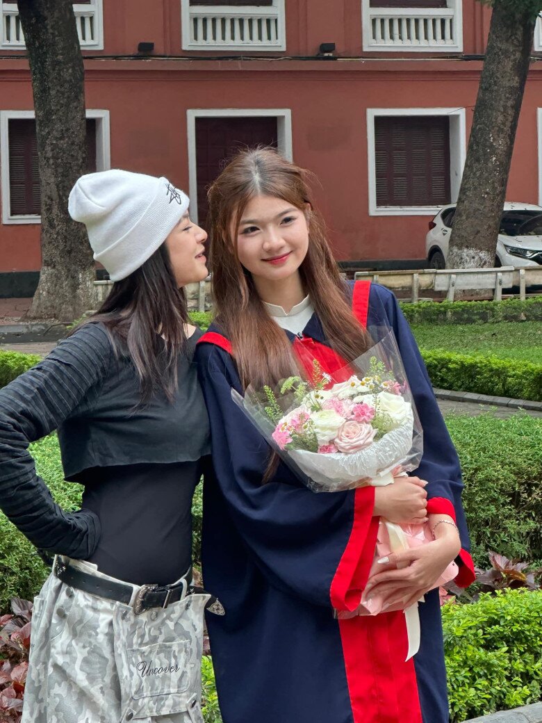Võ Hương Anh đi theo phong cách dịu dàng và thuần khiết, khác hẳn chị gái. Cô được dân mạng gọi là nàng thơ với vẻ đẹp cuốn hút, đôi mắt đen láy, sống mũi cao thanh thoát và mái tóc dài nữ tính.