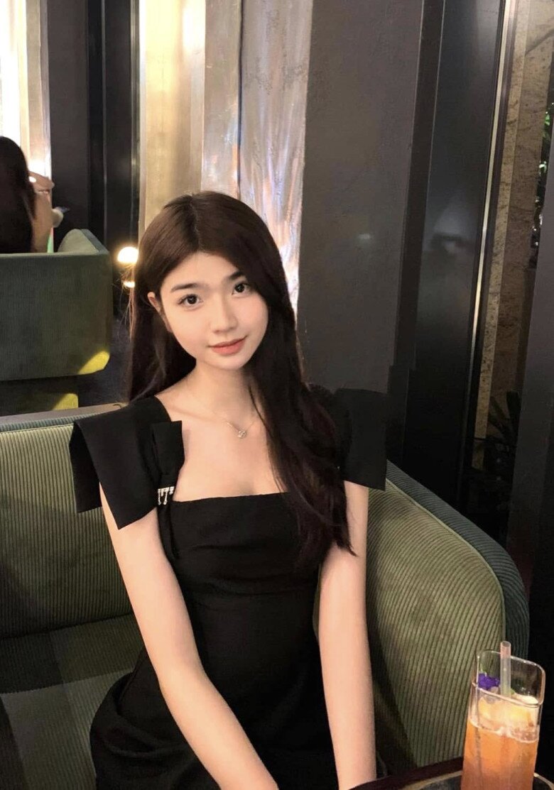 Bà xã tài tử Võ Hoài Nam từng miêu tả Hương Anh là cô gái chăm chỉ, ít nói và rất khó tính, không bao giờ làm buồn lòng ai bao giờ mà cũng chẳng thích gì hết.