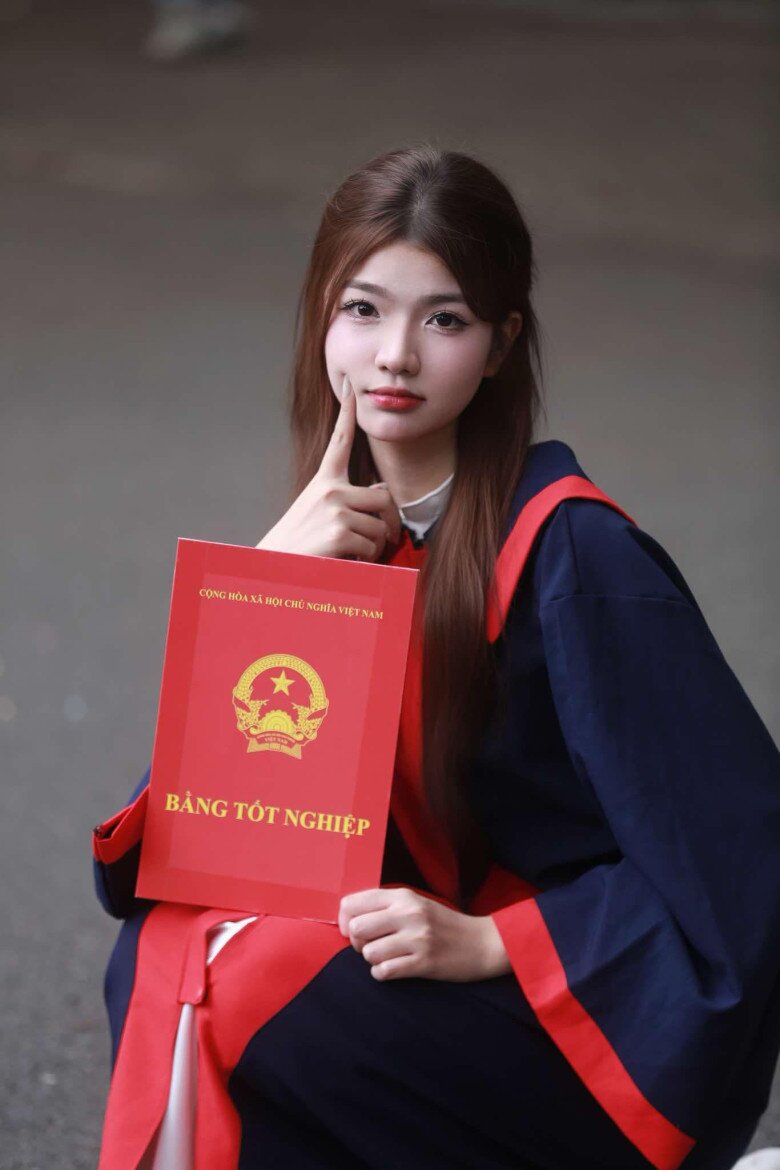 Cùng với lời chúc gửi tới con gái, vợ chồng Võ Hoài Nam còn đăng tải loạt ảnh kỷ yếu, chia tay lớp 12 của Võ Hương Anh. 