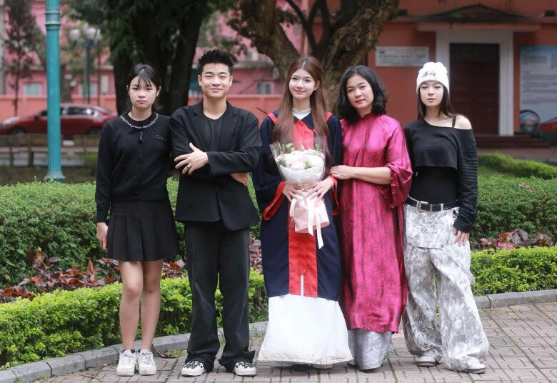 Cả gia đình nam tài tử Cảnh Sát Hình Sự gồm bà xã Phùng Lan Anh, con trai cả Võ Hoài Vũ, cùng 2 con gái là Võ Hoài Anh - Võ Hoàng Anh đều có mặt để chúc mừng Hương Anh trong lễ bế giảng cấp 3 của cô bé.