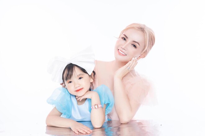 Nữ diễn viên bên cô con gái út đáng yêu.