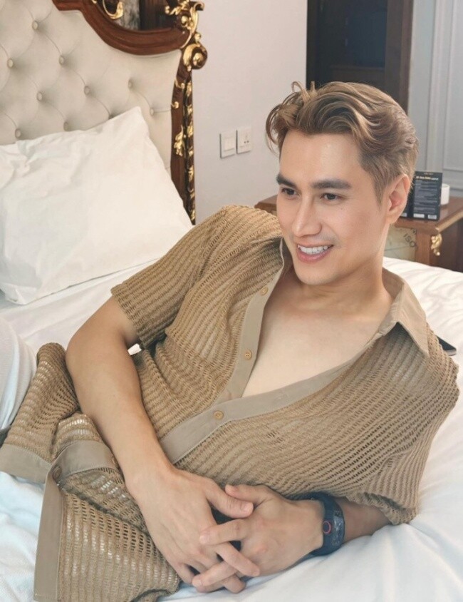 Nhan sắc của Việt Anh thường xuyên trở thành tâm điểm thảo luận trên mạng xã hội sau khi nam diễn viên công khai việc sang Hàn Quốc trùng tu vào năm 2019.