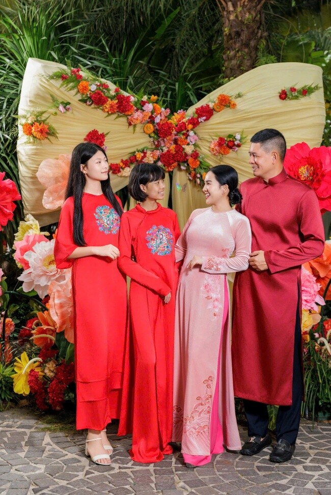 Gia đình nhỏ của Bình Minh. 2 công chúa nhà Bình Minh có chiều cao ấn tượng chẳng kém ba.