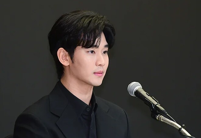 Kim Soo Hyun trong buổi họp báo ngày 31/3.