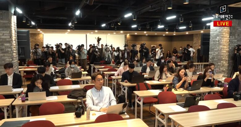 Hình ảnh buổi họp báo thứ 3 của gia đình Kim Sae Ron.