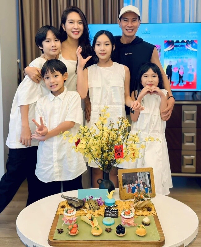 Vợ chồng Minh Hà có 4 nhóc tỳ, đủ nếp đủ tẻ.