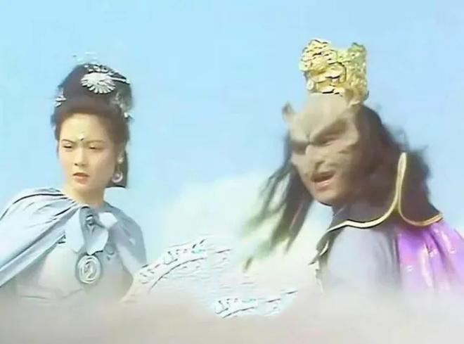 Diệp Dĩ Manh trong vai Lôi Công (người bên phải).