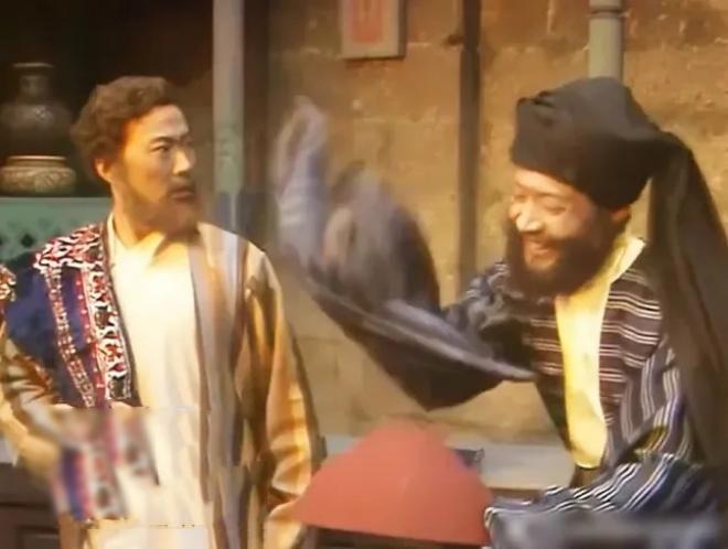 Cũng trong tập này, ông vào vai thương nhân bị bắt giữ vì chưa cạo trọc đầu.