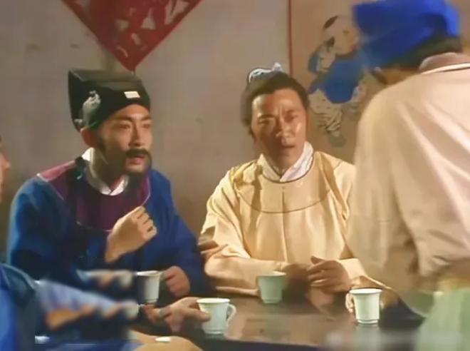 Vai khách uống trà (áo vàng) do Diệp Dĩ Manh thể hiện bên cạnh nhân vật của Lục Tiểu Linh Đồng.