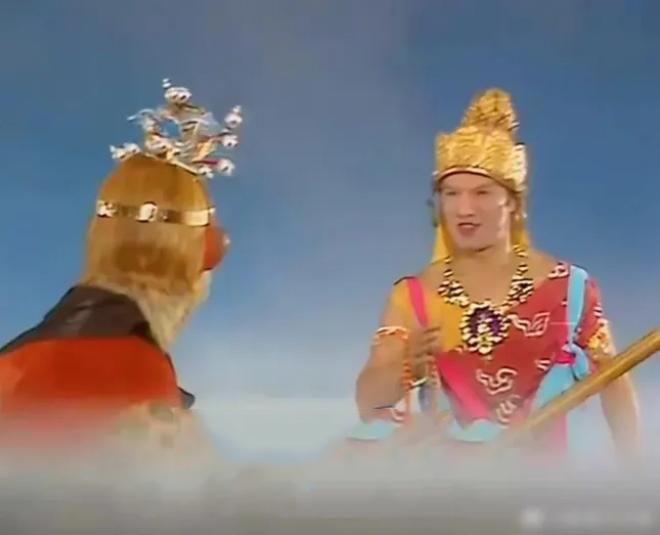 Trong tập 13, Diệp Dĩ Manh (phải) trong vai Văn Thù Bồ Tát trừ yêu Ô Kê quốc. Ông giải vây cho thầy trò Đường Tăng. Tôn Ngộ Không nhiều lần giao chiến với yêu tinh hóa ra lại là thú cưỡi sư tử của Văn Thù Bồ Tát.