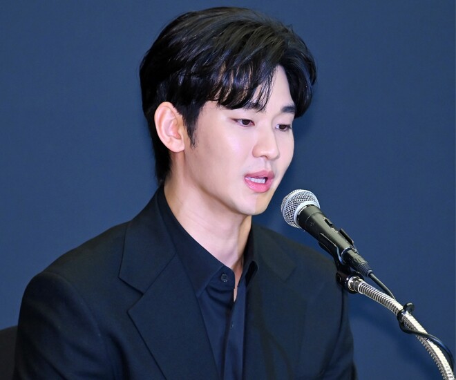 Kim Soo Hyun trong buổi họp báo, lần đầu xuất hiện sau scandal.
