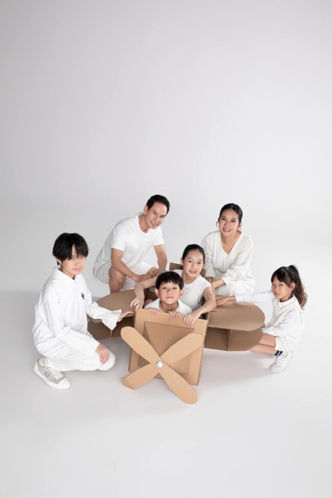 Các bé cũng phải tham gia casting khi muốn được xuất hiện trong phim của ba mẹ.