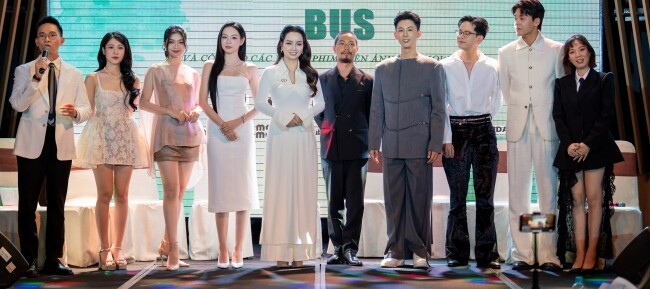 Ê-kíp phim Bus ra mắt khán giả và truyền thông.