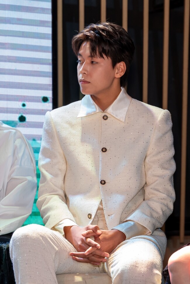 Nhưng góc nghiêng của Vĩnh Đam bình thường lại có chút lạnh lùng.