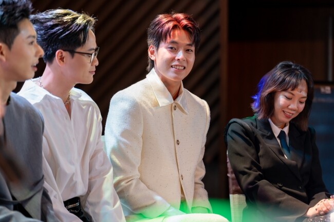 Vĩnh Đam có nụ cười tươi dễ gây thiện cảm với người đối diện.